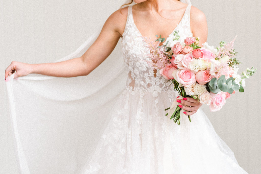 pretty in pink styled shoot veil and bouquet
