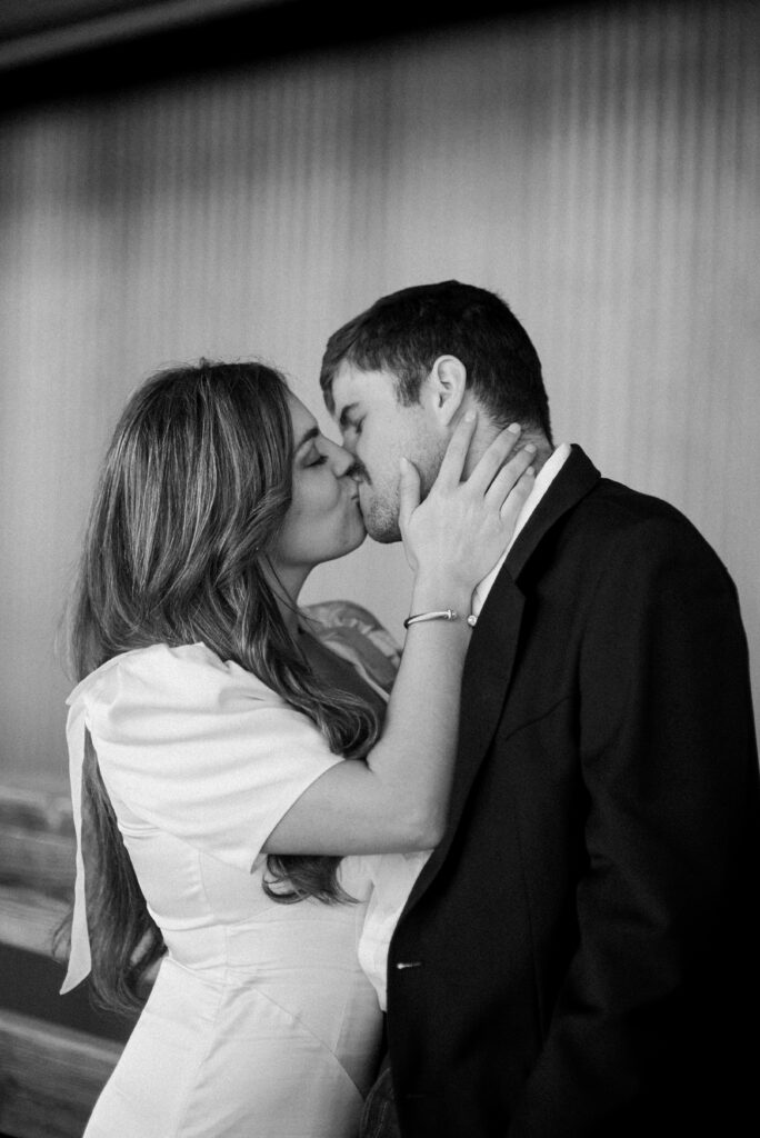 couple kissing in black and white